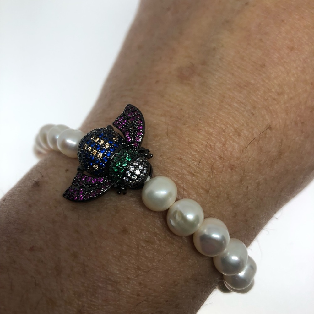 Vintage pearl honey bee stretch bracelet